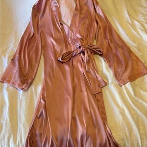 Victorias Secret pearl pink satin and lace robe NWT